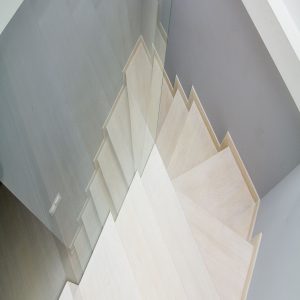 Schody dębowe dywanowe, barwione pod kolor podłogi. Barierka ze szkła hartowanego (2x5mm)