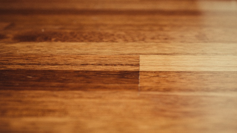 Jak pielęgnować drewnianą podłogę, by zachowała swój blask na lata?